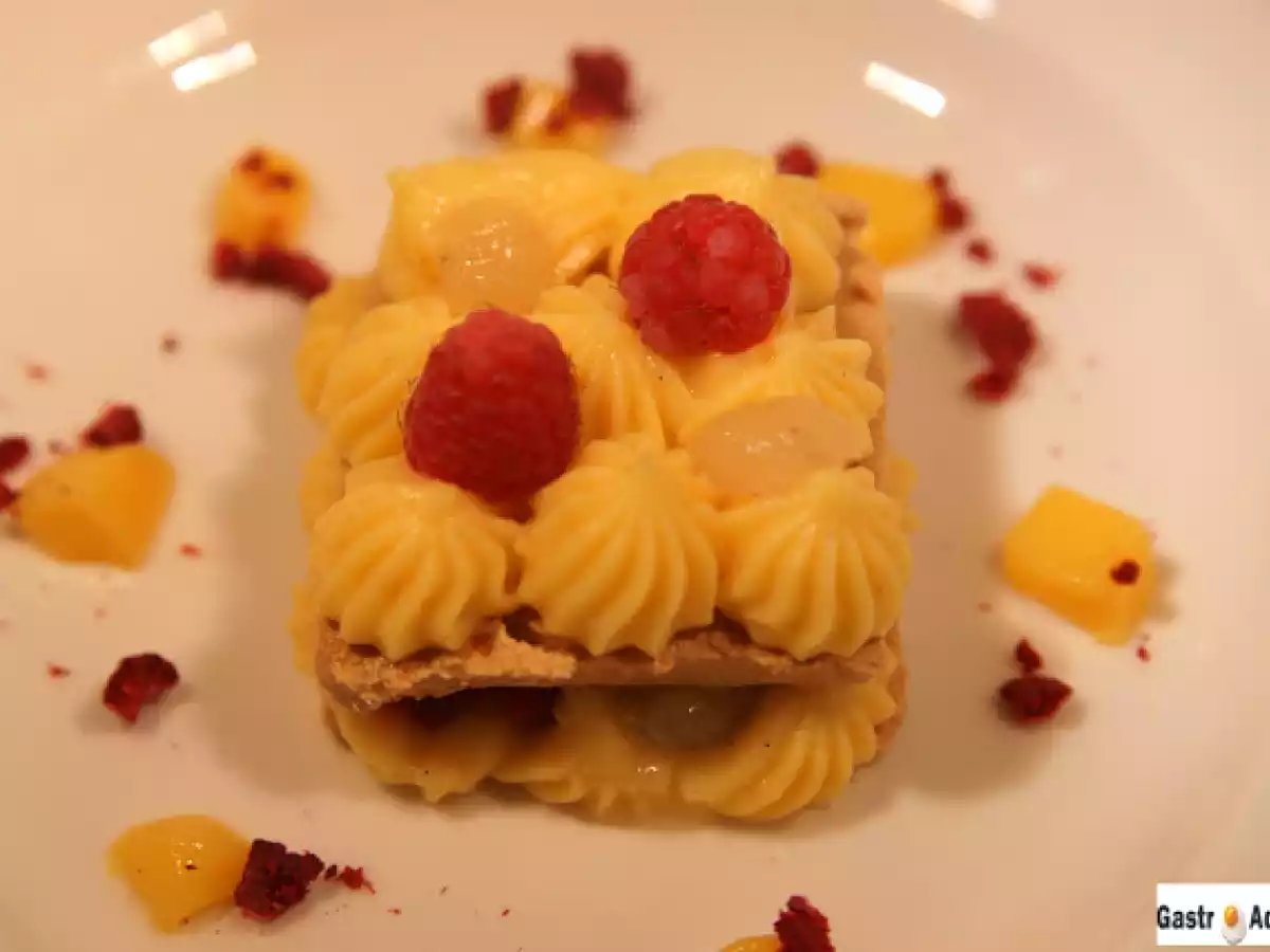 Turrón de Jijona, crema de cava, frambuesas en texturas y uva