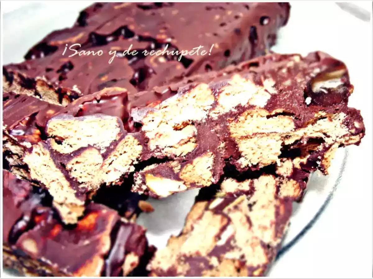 Turroncete de galletas integrales, frutos secos y dátiles