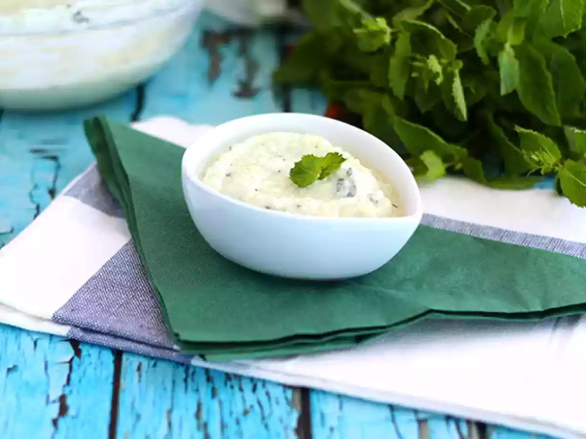 Tzatziki, salsa griega de yogur, pepino y menta
