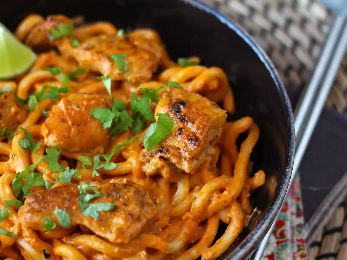 Udon con pollo, curry rojo tailandés y leche de coco