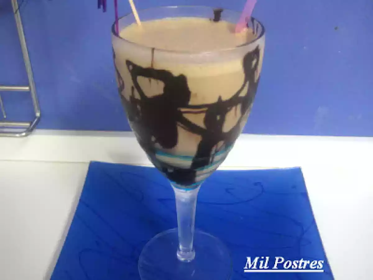 Un delicioso batido de tres leches con sirope de caramelo
