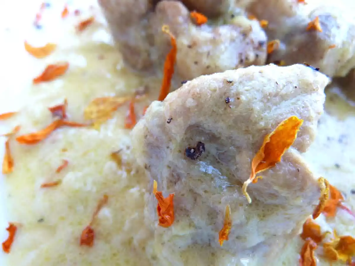 Un guiso a fuego lento: cerdo con salsa de cebolla, nata, y azafrán.