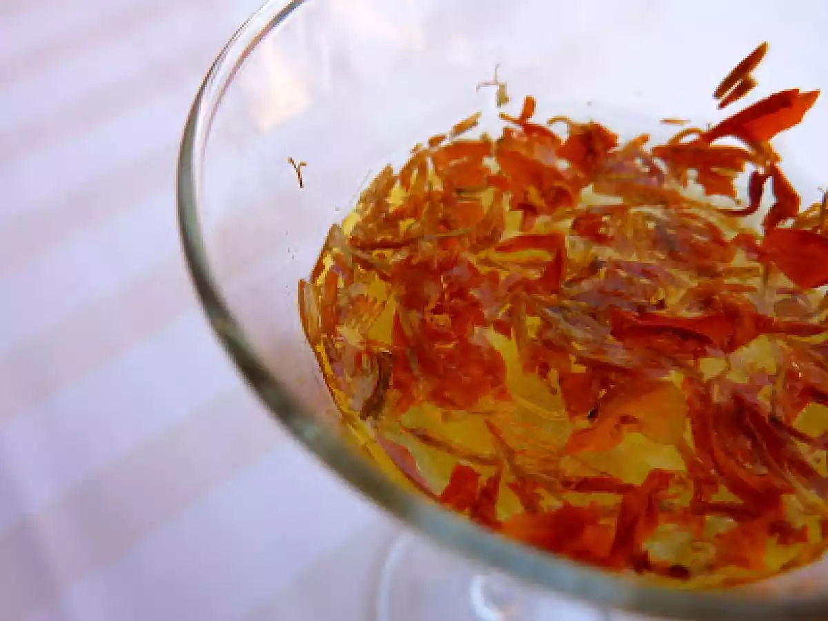 Un guiso a fuego lento: cerdo con salsa de cebolla, nata, y azafrán. - foto 2