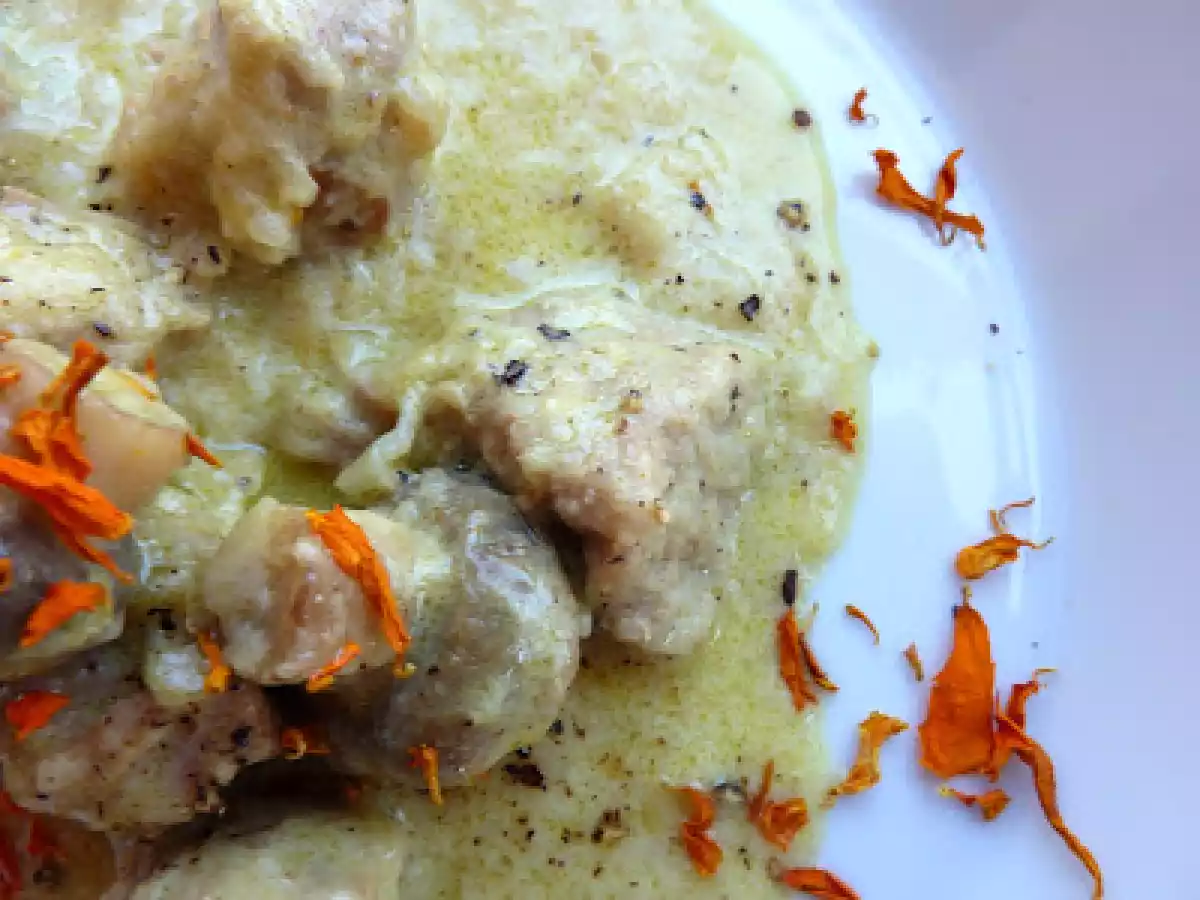 Un guiso a fuego lento: cerdo con salsa de cebolla, nata, y azafrán. - foto 3