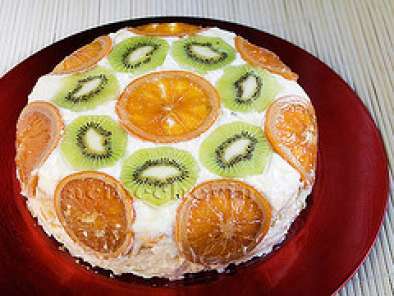 Una tarta con naranja y kiwi