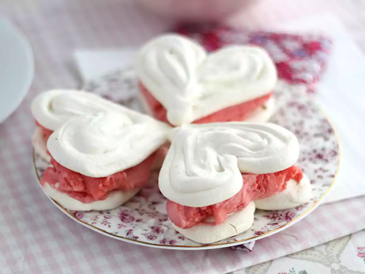 Vacherin de merengue con sorbete fresa San valentin