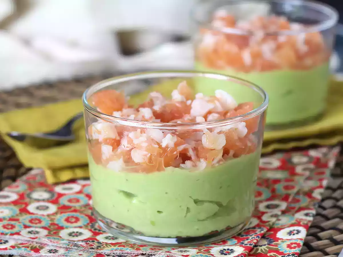 Vasitos de aguacate, gambas y pomelo ¡una receta súper refrescante!