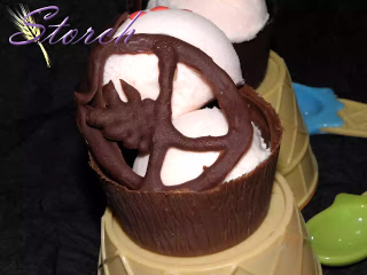 Vasitos de chocolate con helado de sandía