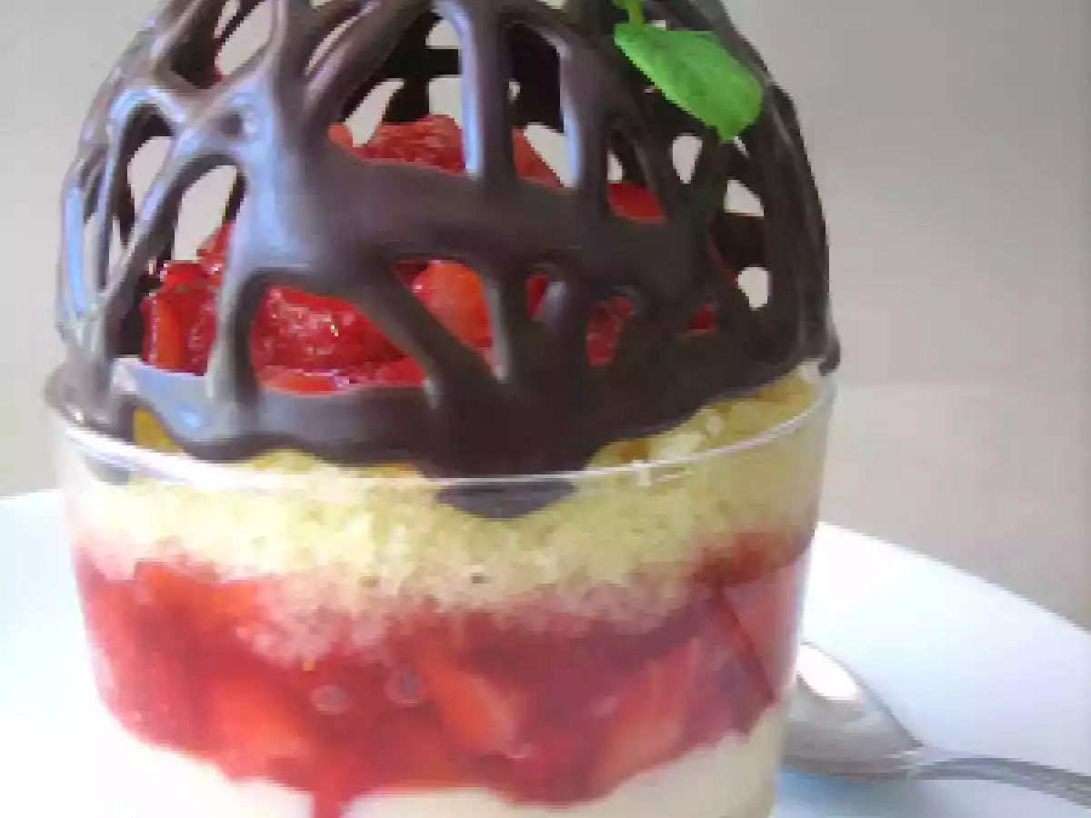 Vasitos de crema y fresas