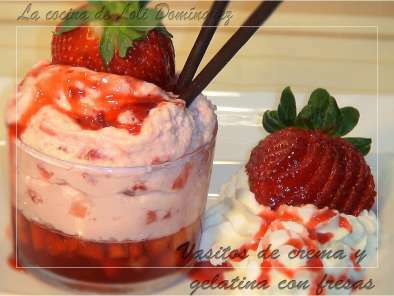 Vasitos de crema y gelatina con fresas
