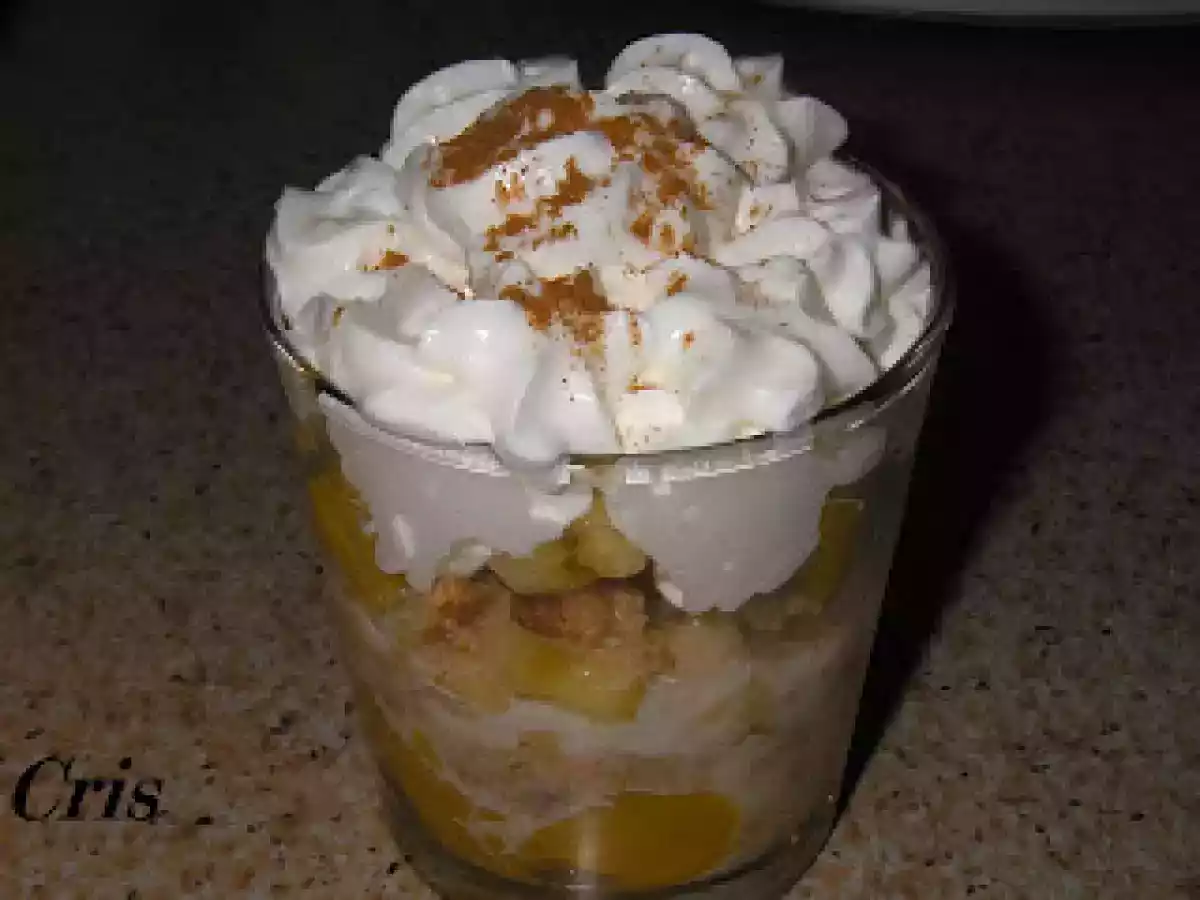 Vasitos de galletas y melocotón.