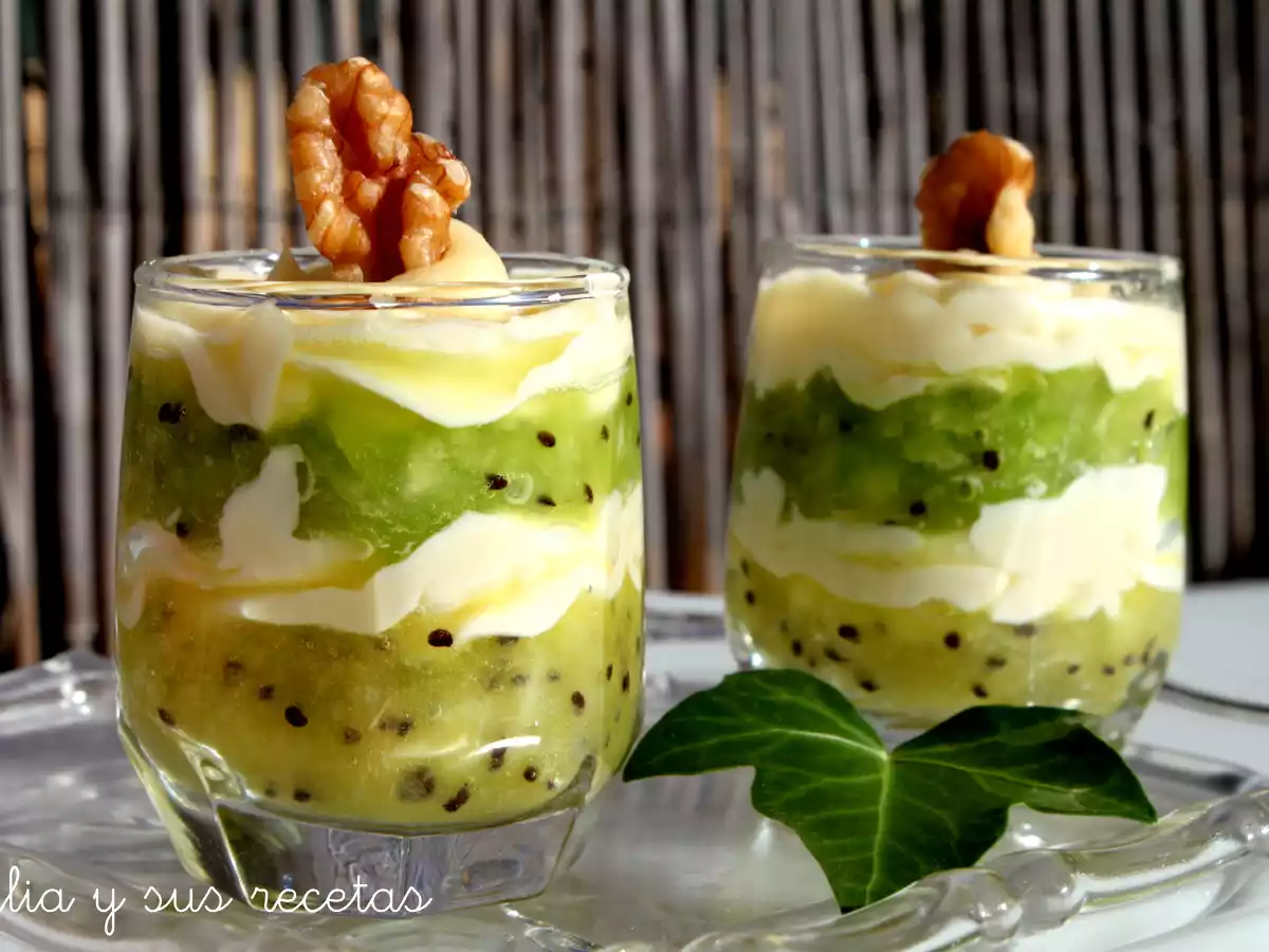 Vasitos de kiwi con queso mascarpone