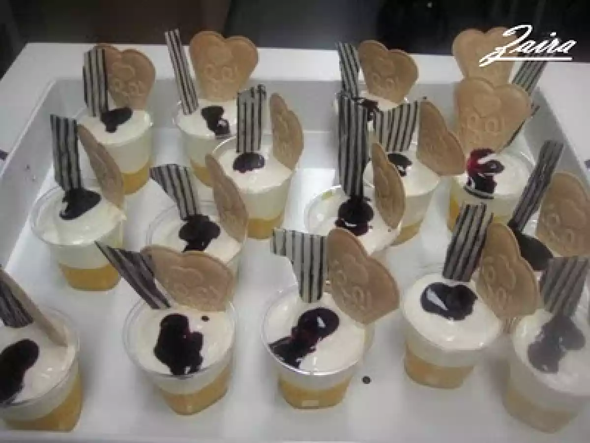 Vasitos de mango y crema de yogur