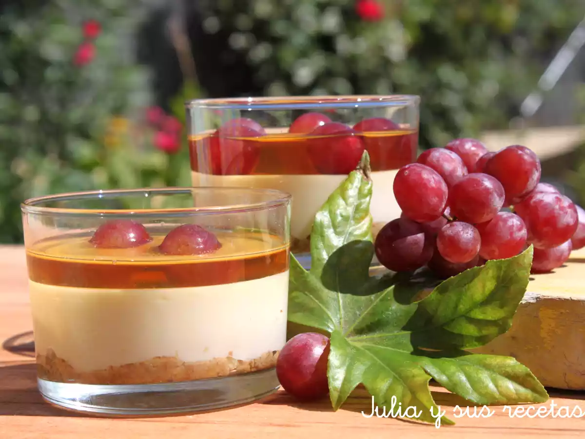 Vasitos de queso y uvas