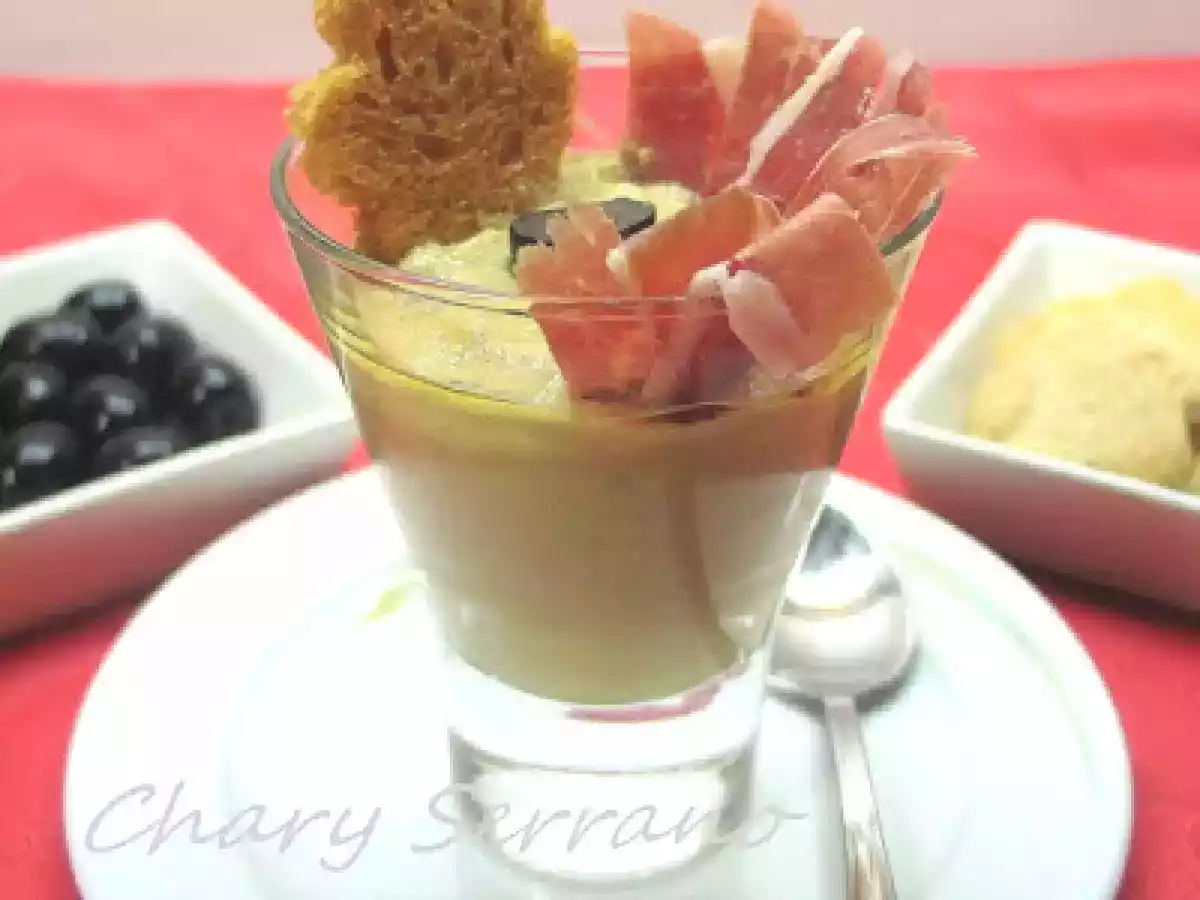 Vasitos de samorejo de espárragos y huevo, con jamón