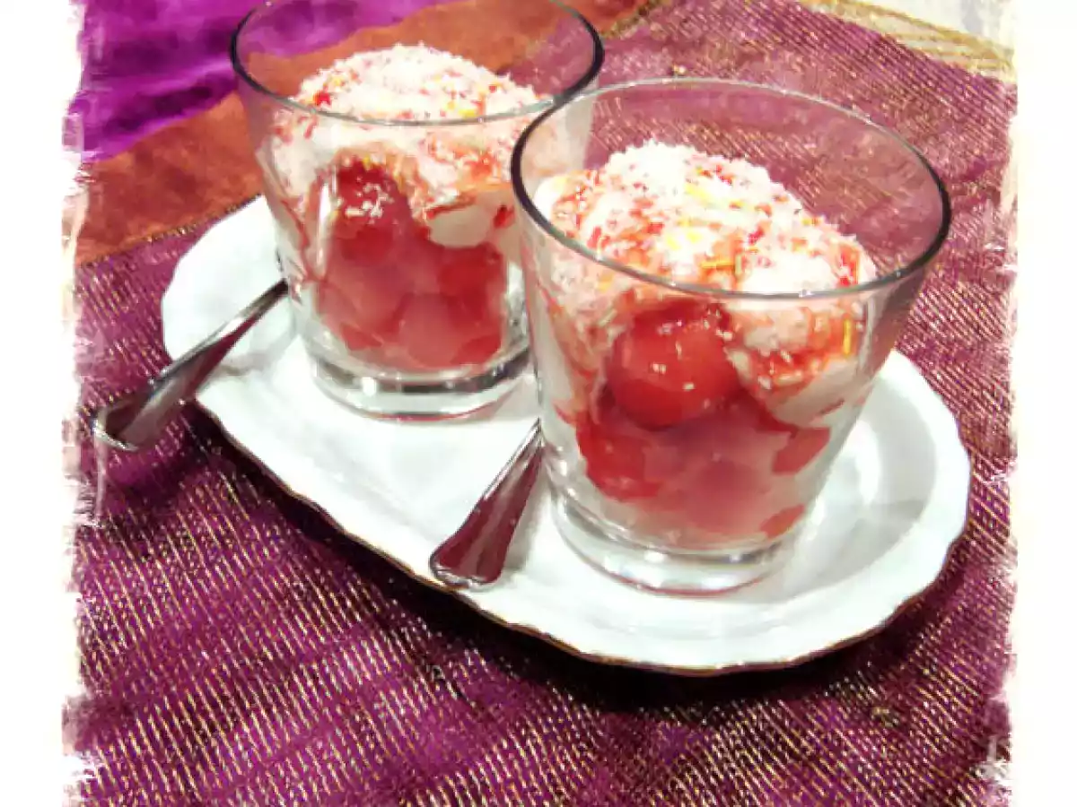 VASITOS DE SANDIA CON PETIT SUISE DE FRESA
