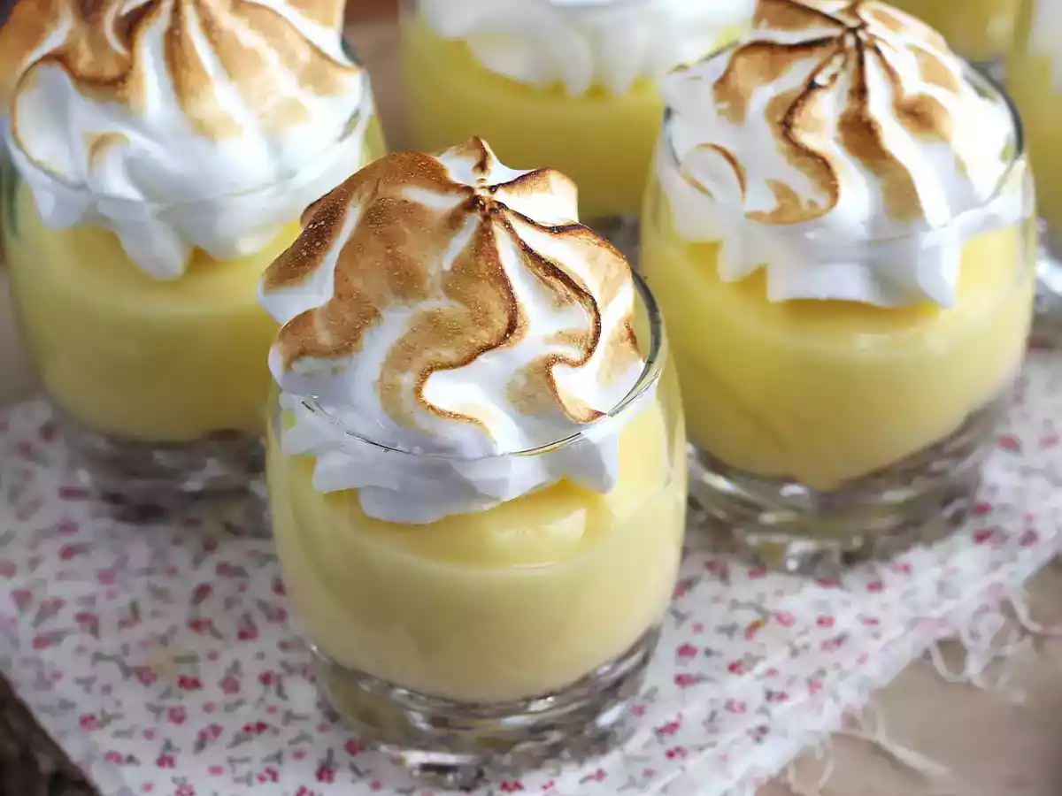 Vasitos de tarta de limón y merengue