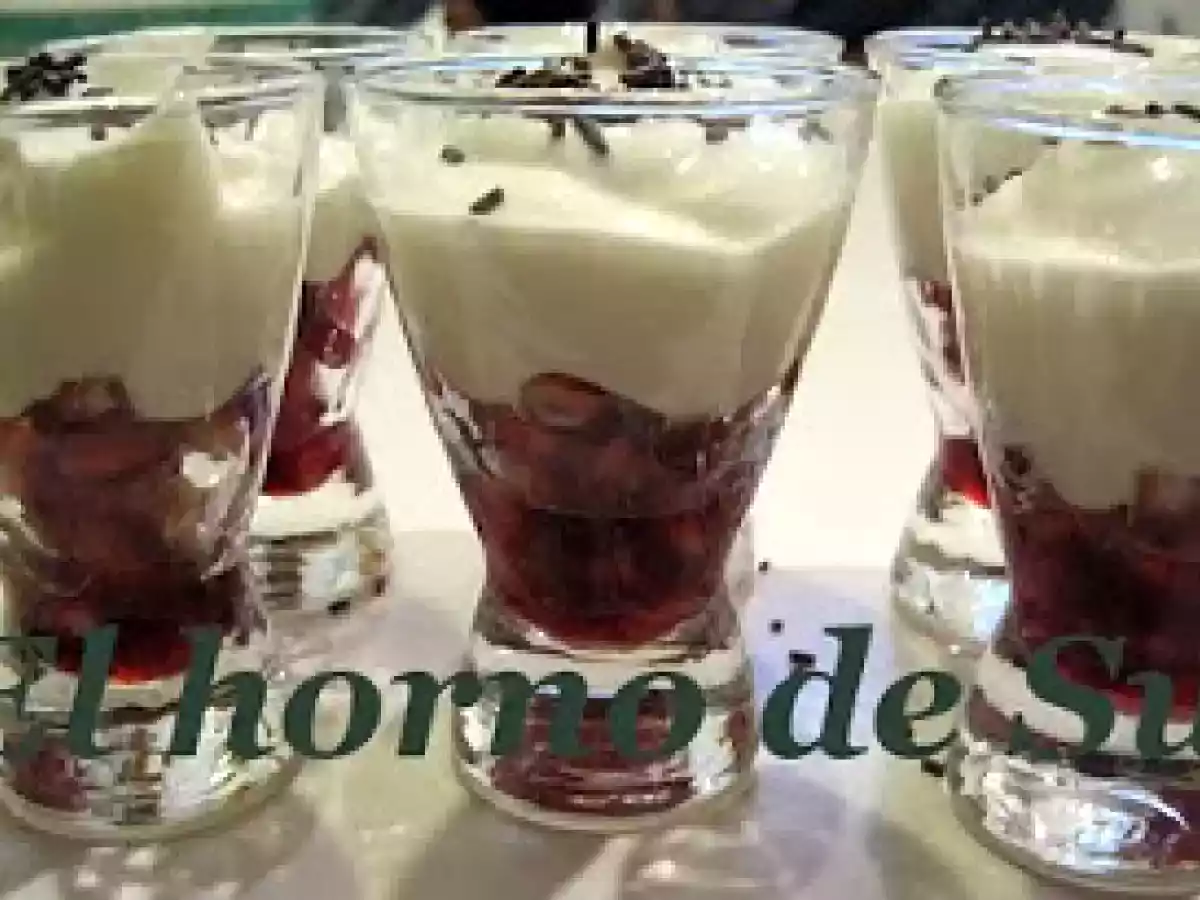 Vasitos de yogur con granada