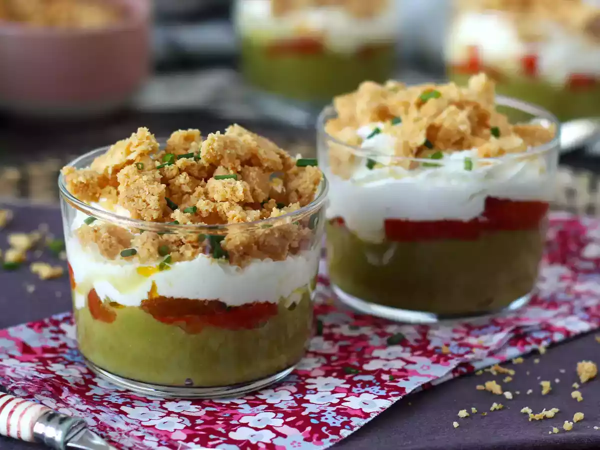 Vasitos vegetarianos: crema de guisantes, crumble de parmesano y crema de mascarpone