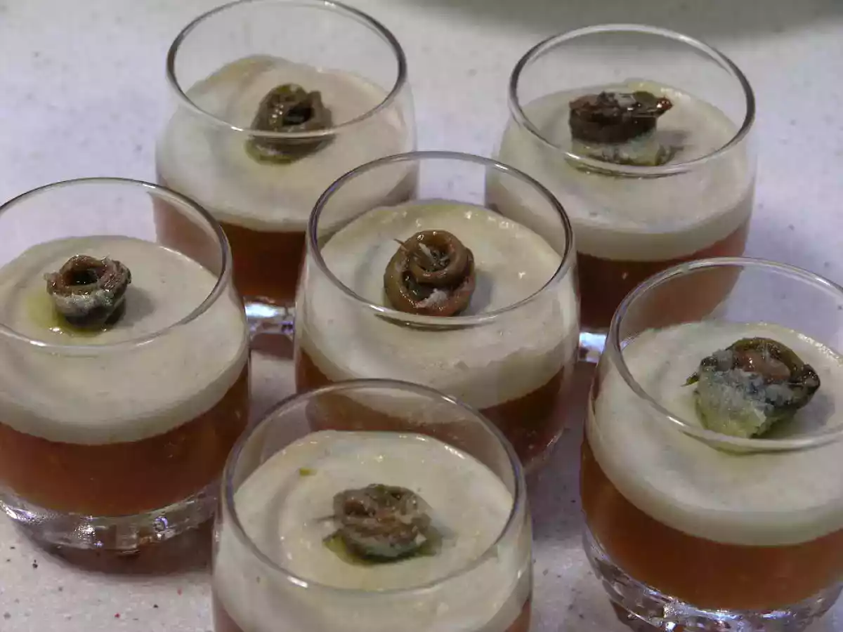 Vaso de gelatina de tomate asado, con mousse de anchoa