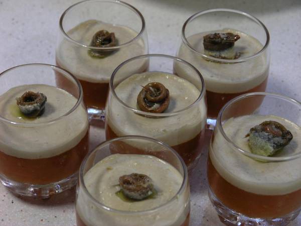 Vaso de gelatina de tomate asado, con mousse de anchoa