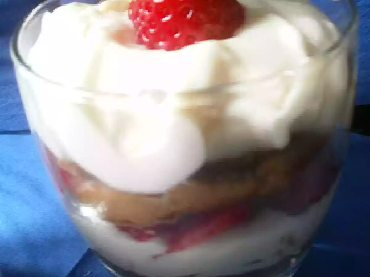 Vasos de mascarpone, chocolate blanco y fresas