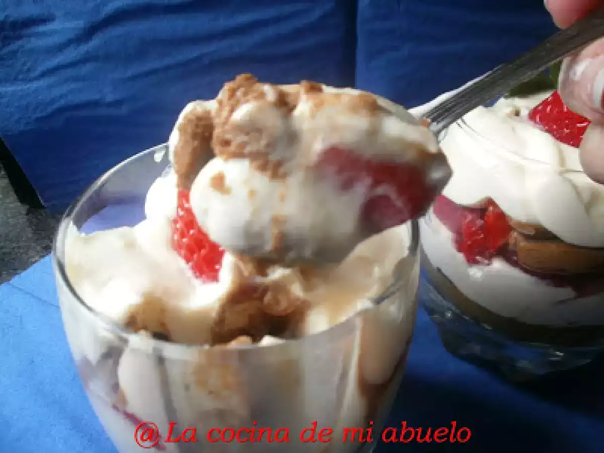 Vasos de mascarpone, chocolate blanco y fresas - foto 2