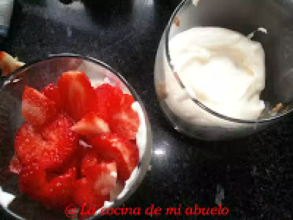 Vasos de mascarpone, chocolate blanco y fresas - foto 3