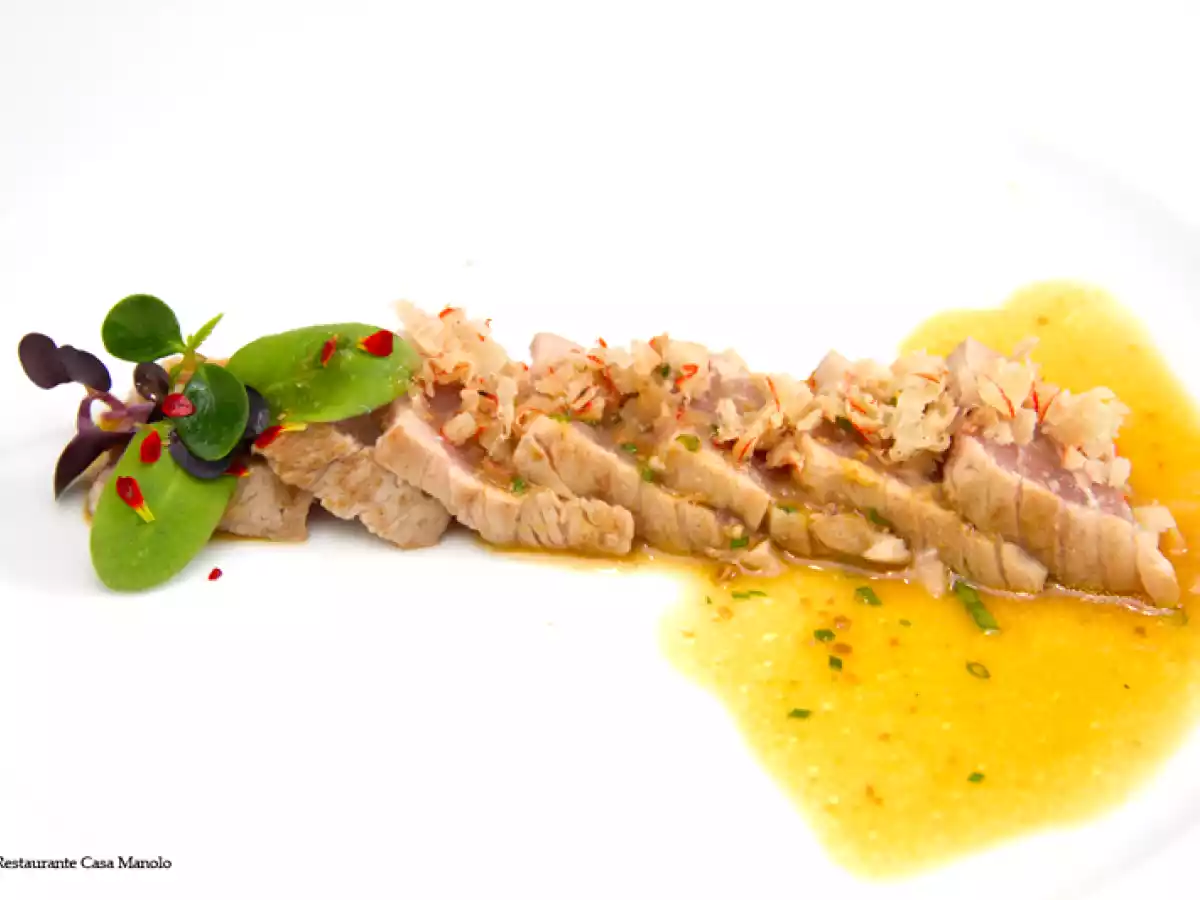 Ventresca de atún con vinagreta de mijo, naranja y hueva de maruca