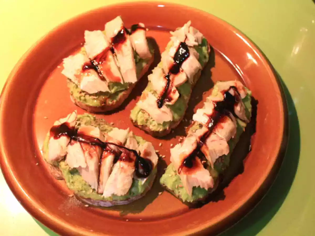 Ventresca de Bonito con aguacate al Martini rojo