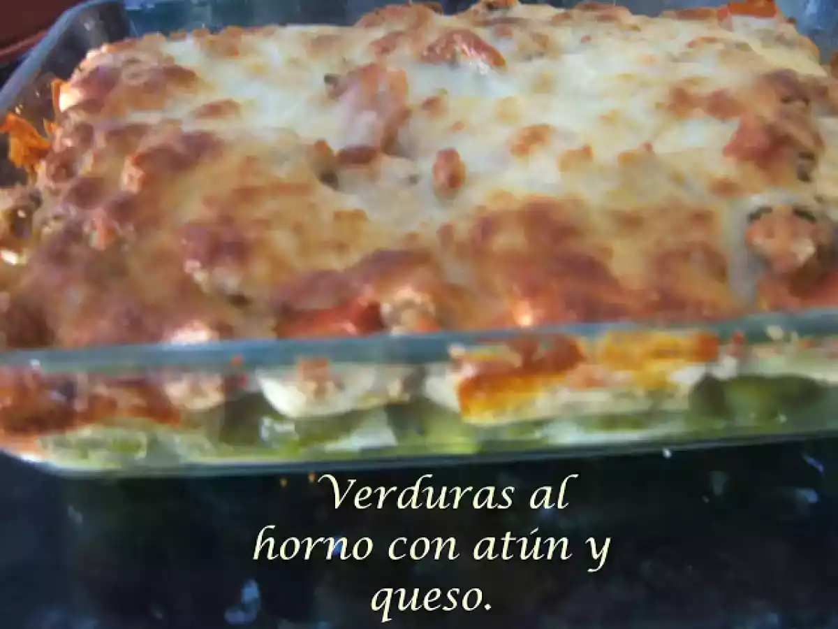 Verduras al horno con atún y queso.