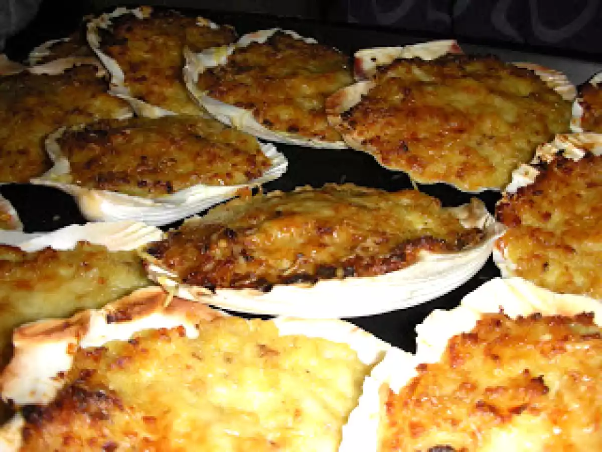 Vieiras gratinadas rellenas de merluza y gambas