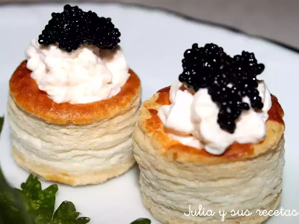 Vol-au-vants rellenos de mousse de salmón