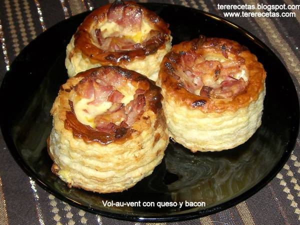 Vol au vent de jamón y bacon (tocineta).