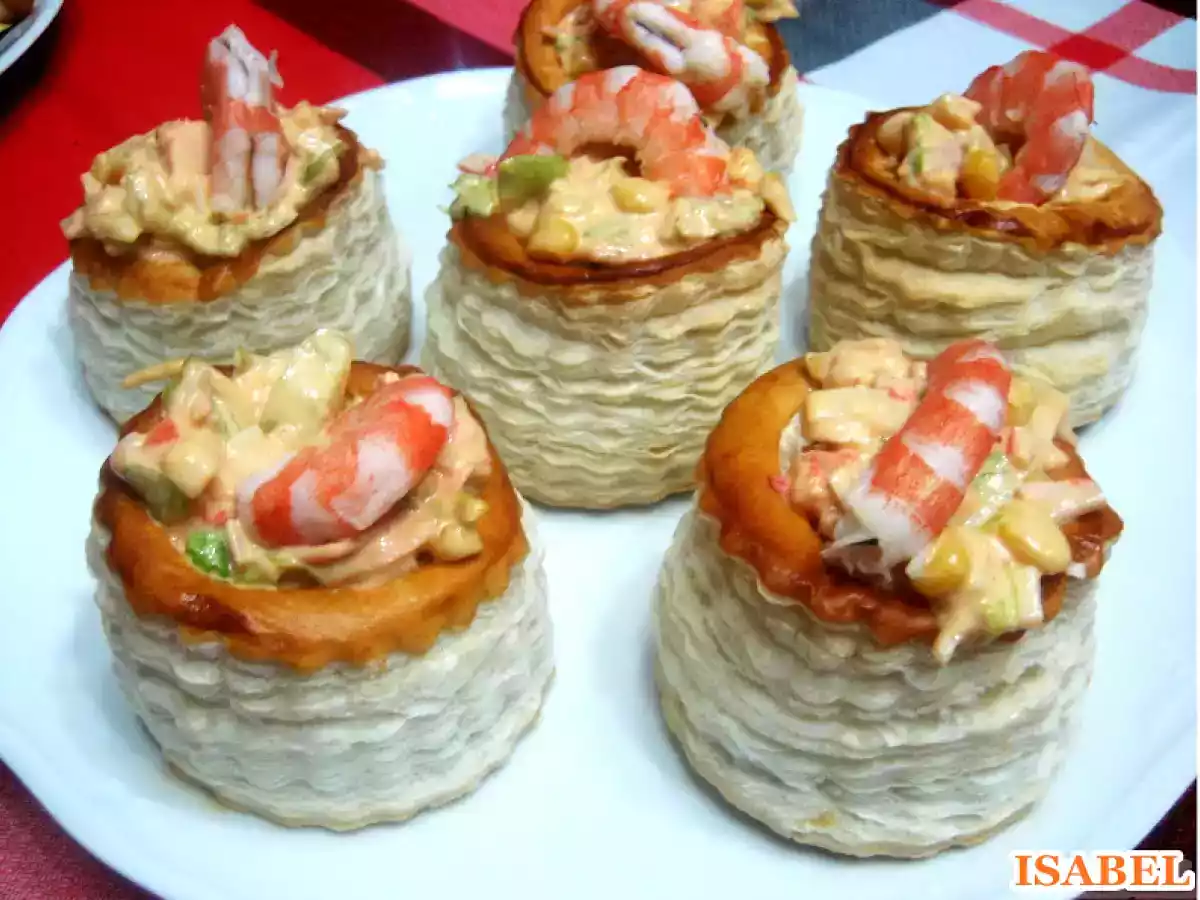 Volovanes de ensalada de aguacate y langostinos