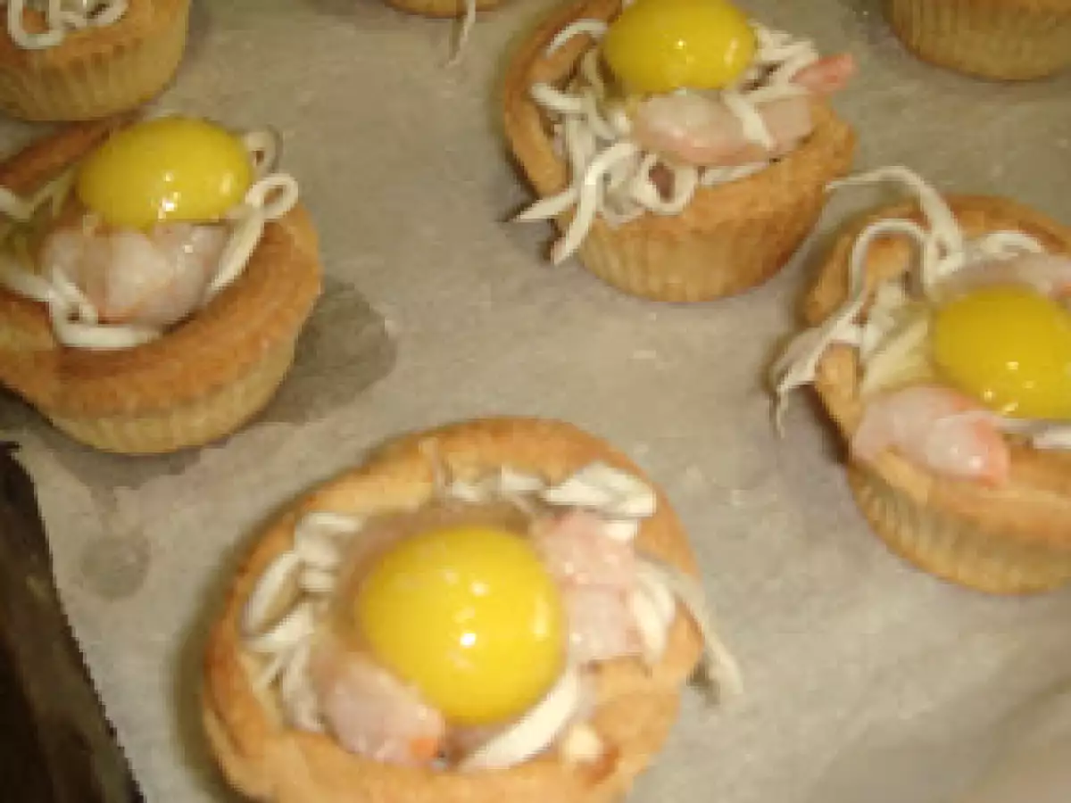 VOLOVANES DE SALTEADO DE GULAS CON HUEVOS DE CODORNIZ