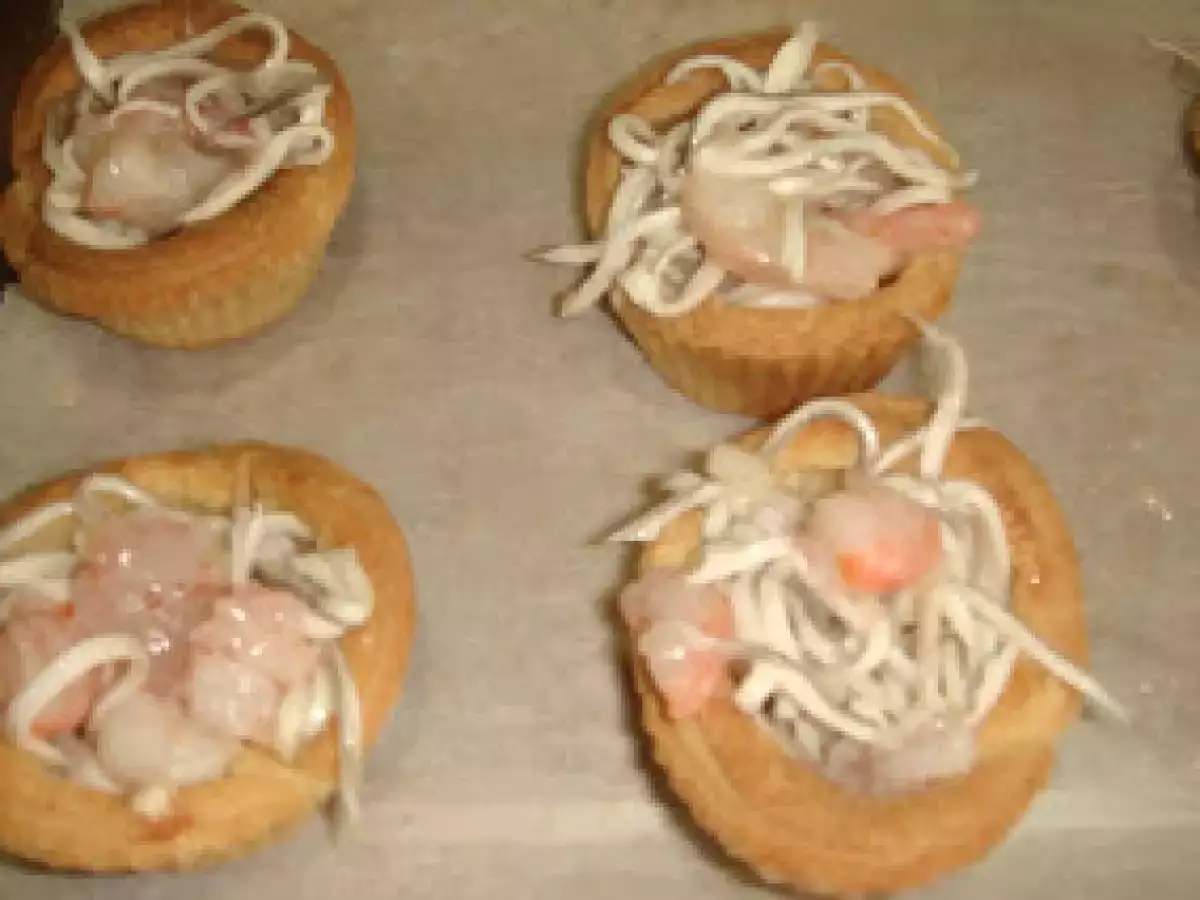 VOLOVANES DE SALTEADO DE GULAS CON HUEVOS DE CODORNIZ - foto 2