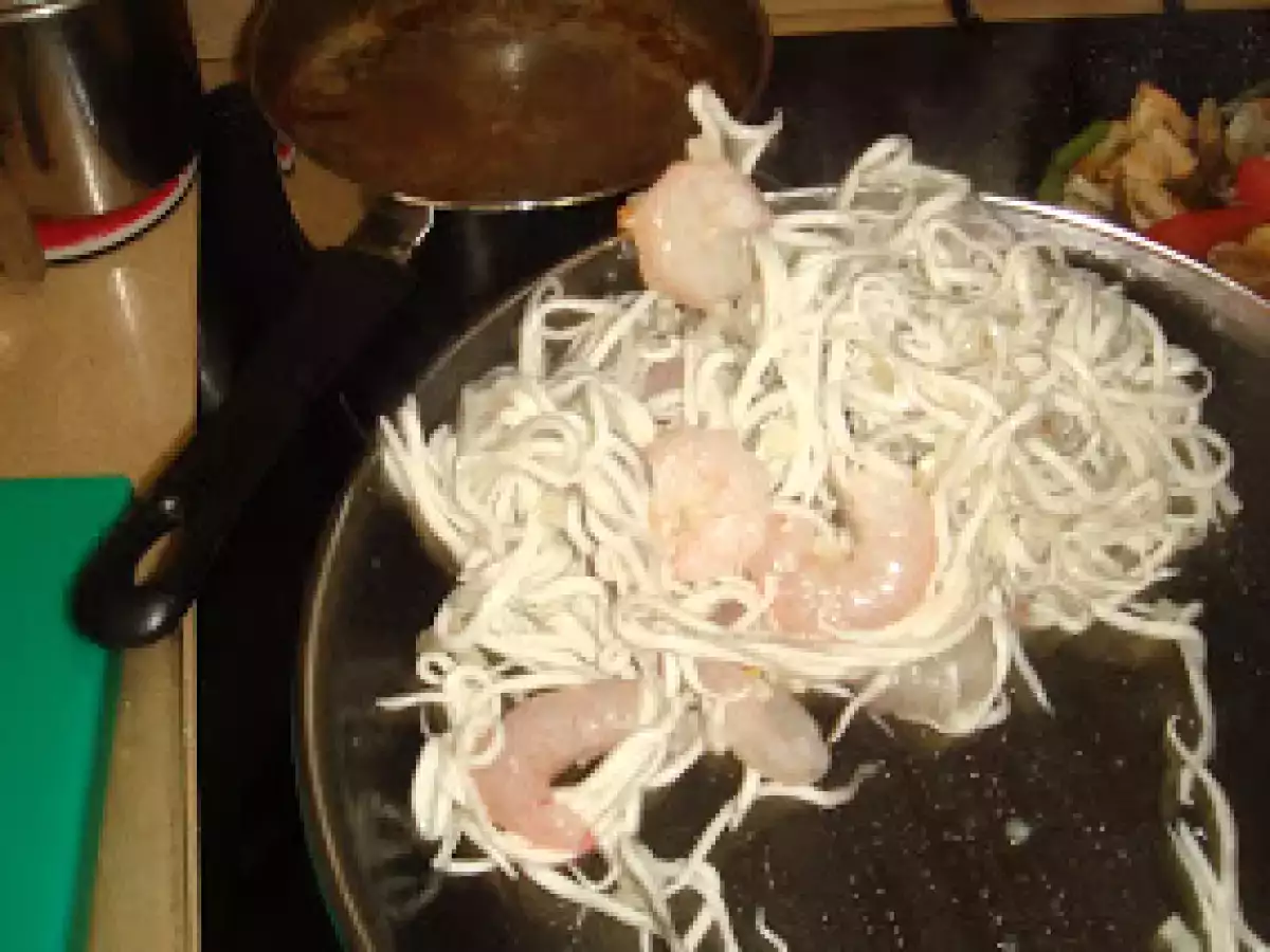 VOLOVANES DE SALTEADO DE GULAS CON HUEVOS DE CODORNIZ - foto 3