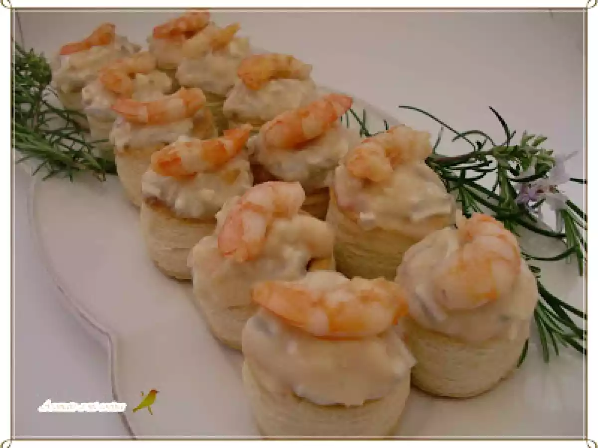 Volovanes rellenos de langostinos y gulas