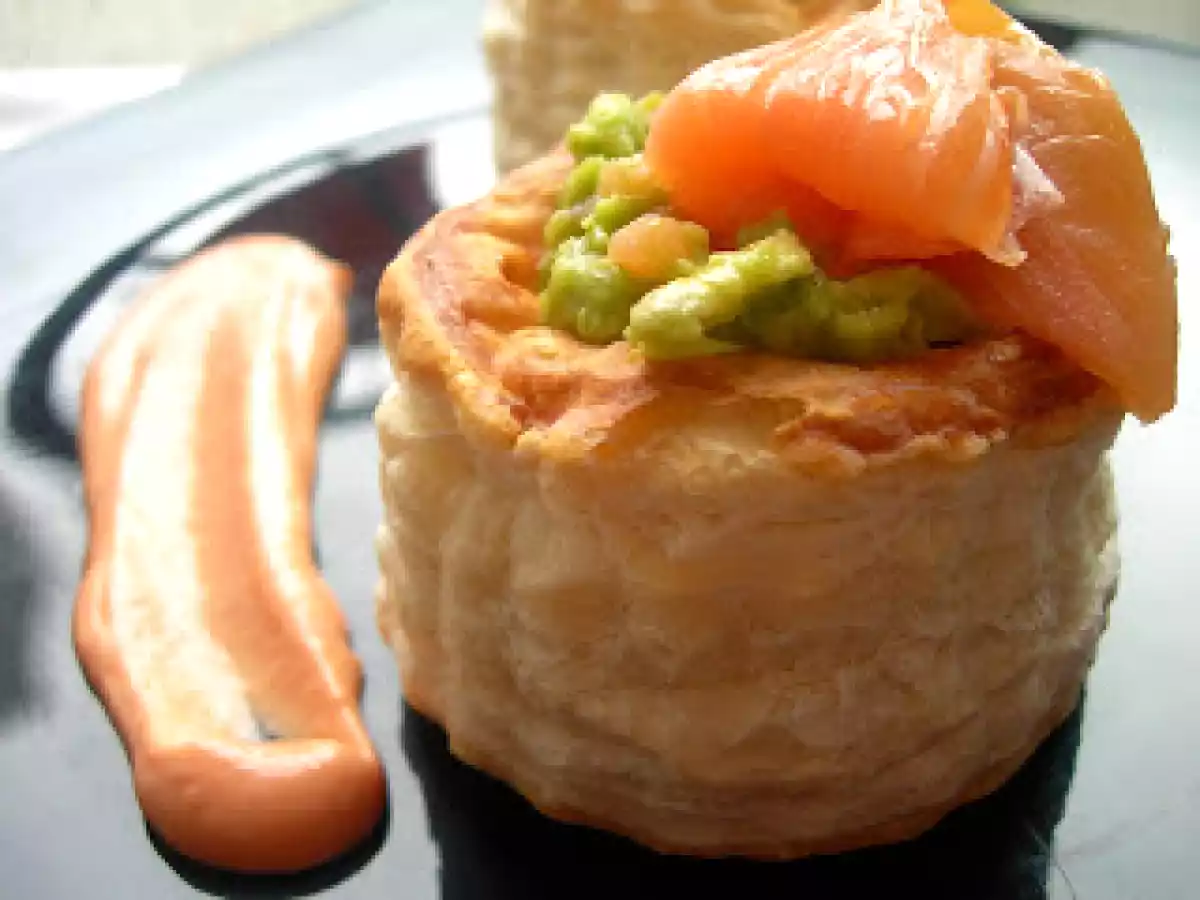 Volovanes rellenosde aguacate y salmón. Paso a paso