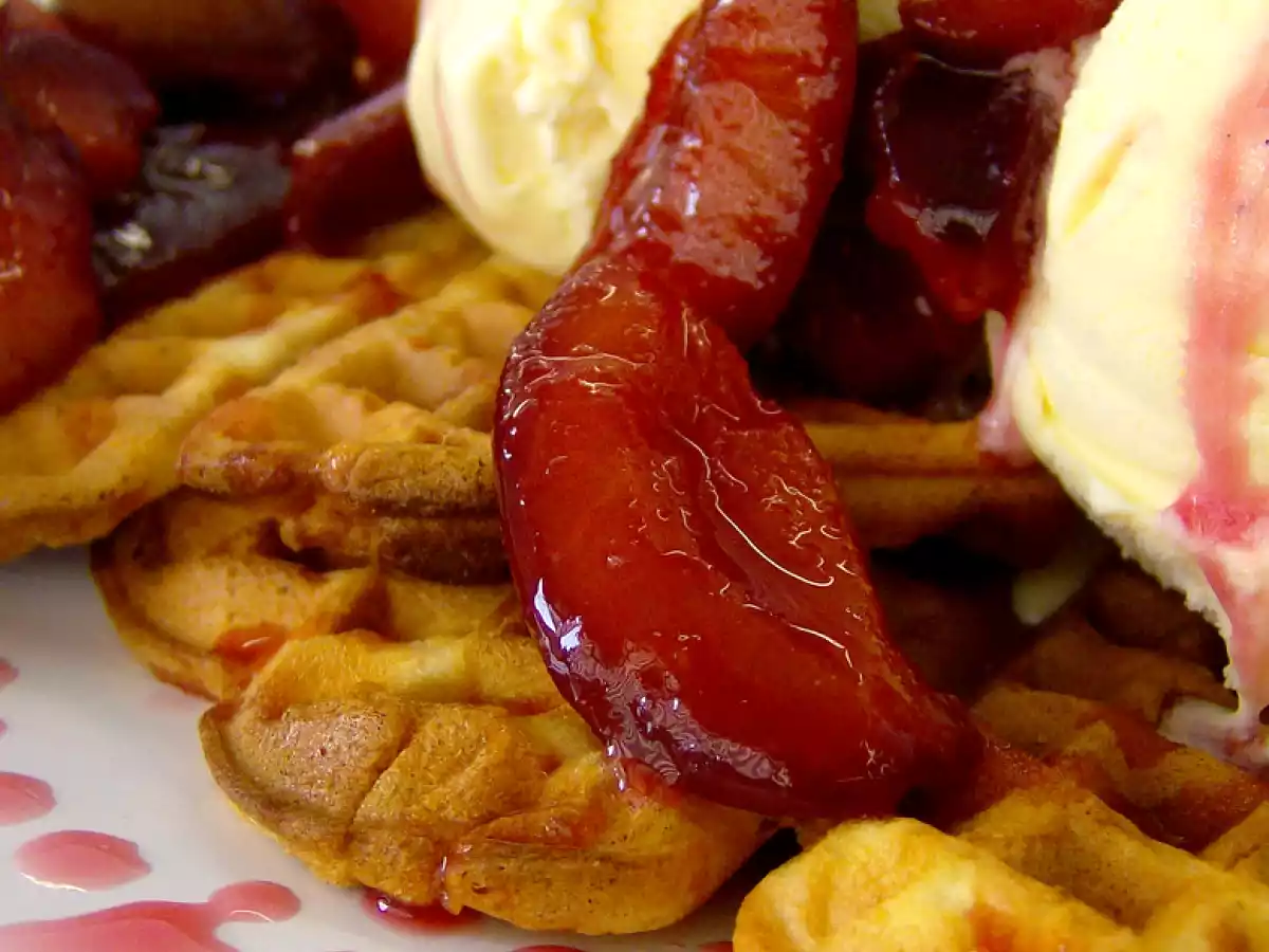 Waffles con compota de ciruelas