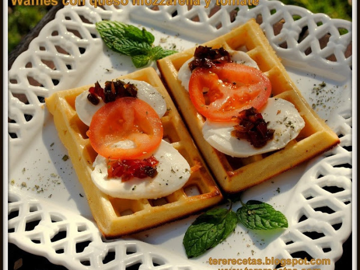 Waffles o gofres con queso mozzarella y tomate Receta Petitchef