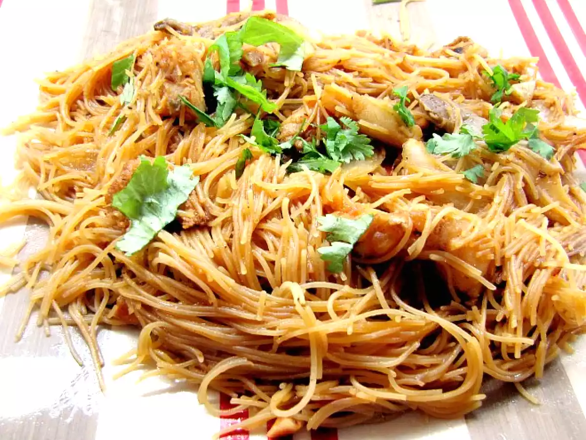 Wok de fideos de arroz, setas y rape.