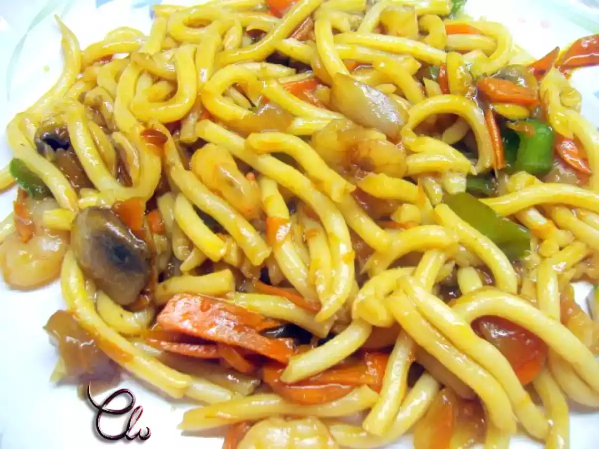 Wok de fideos udon con verduras y salsa de ostras