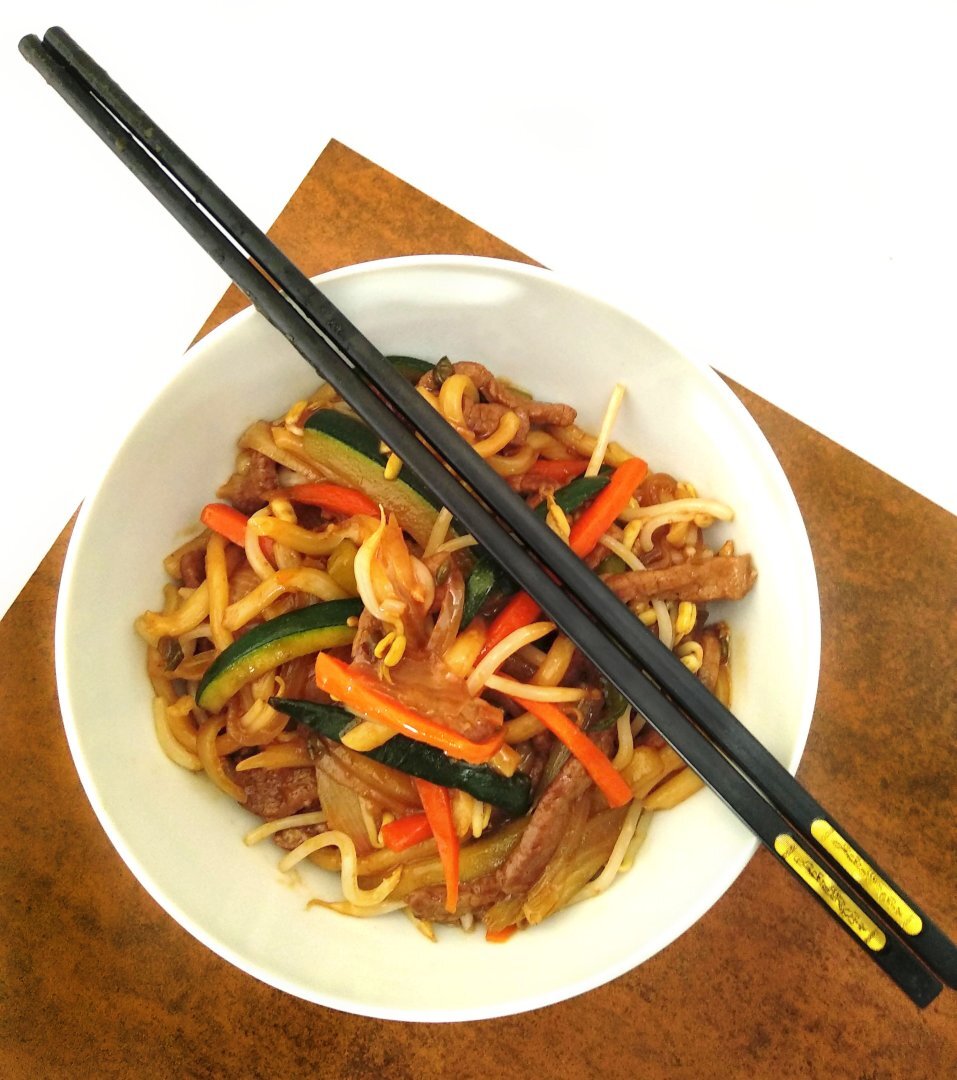 Wok de noodles de udón con ternera y verduras Receta Petitchef