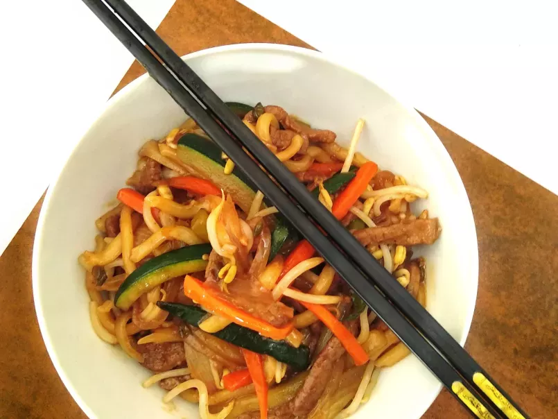 Wok de noodles de udón con ternera y verduras