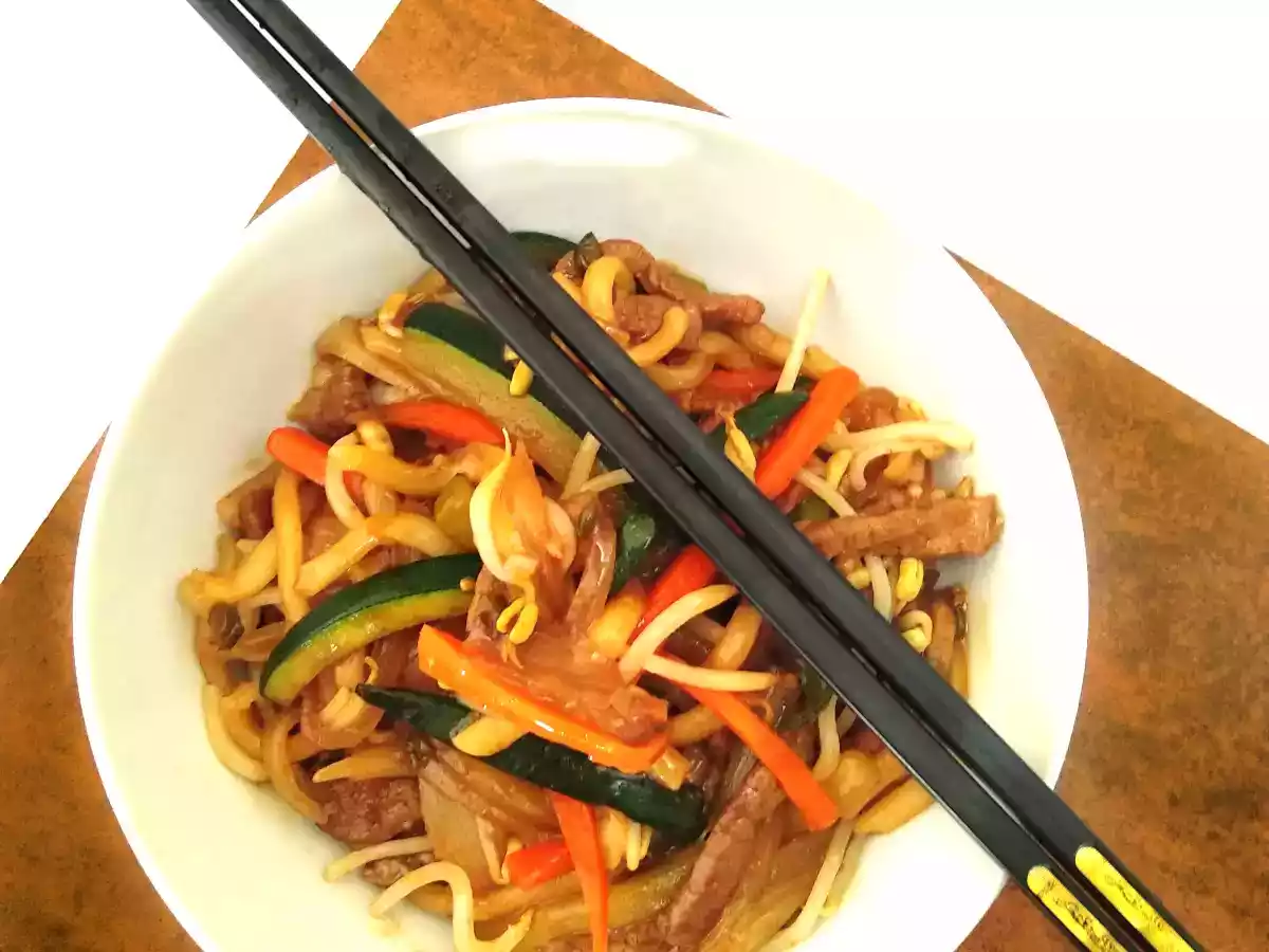 Wok de noodles de udón con ternera y verduras