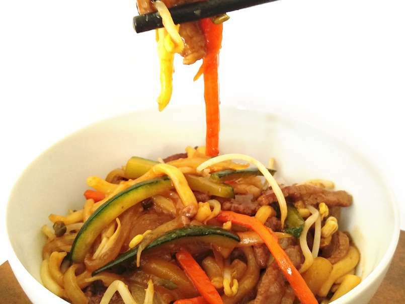 Wok de noodles de udón con ternera y verduras - foto 2