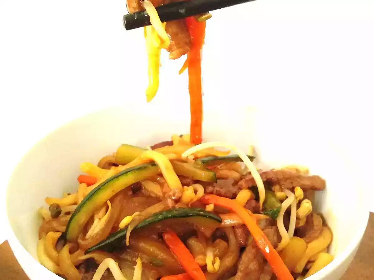 Wok de noodles de udón con ternera y verduras - foto 2
