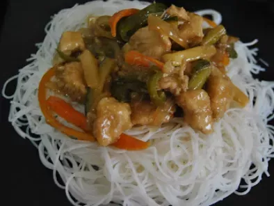 Socialismo Ver internet desempleo Wok de pollo con verduras y fideos de arroz - Receta Petitchef